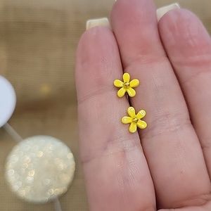 CERAMIC BUTTERCUP DAISY STUD EARRINGS